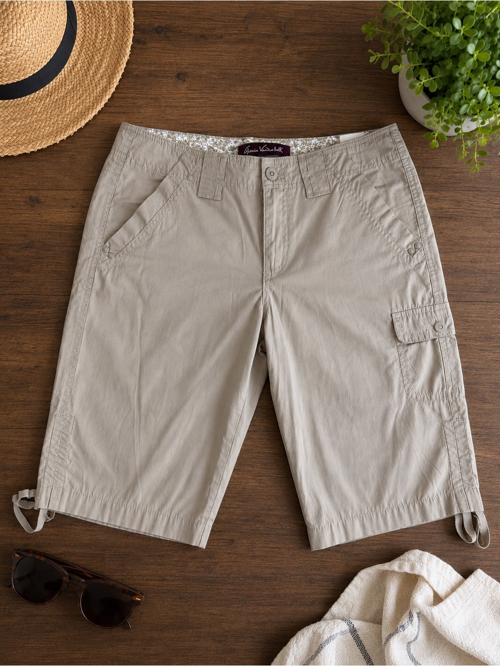 Gloria Vanderbilt Beige Bermuda Cargo Shorts NWT Size 8